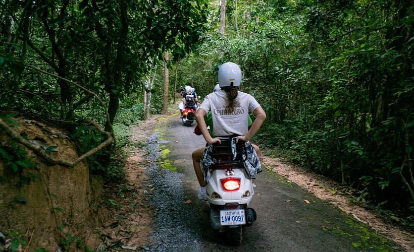 Angkor Wat: Guided Vespa Tour / Tuk Tuk or Car - Lunch near Srah Srang