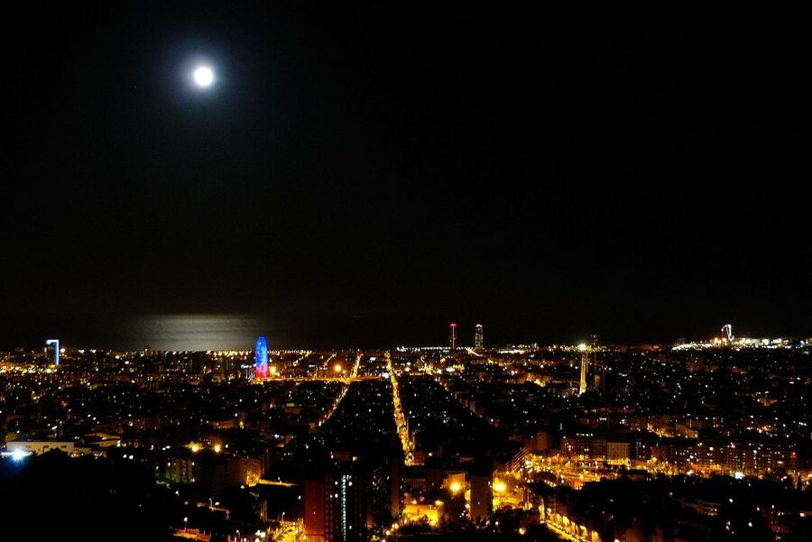 Barcelona: Night Tour on Sidecar Motorcycle - Sagrada Familia under the lights