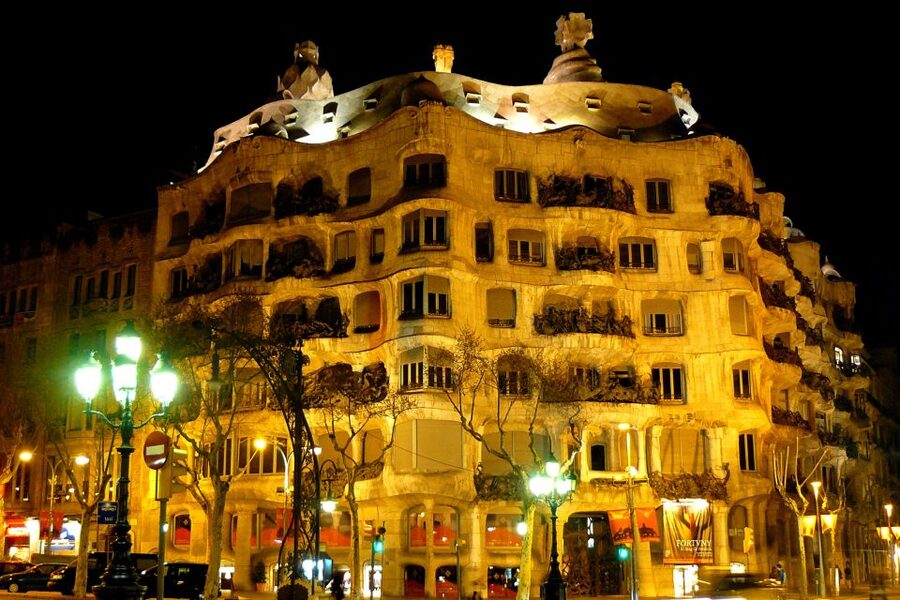 Barcelona: Night Tour on Sidecar Motorcycle - Clothing, age limits, and comfort on the motorcycle