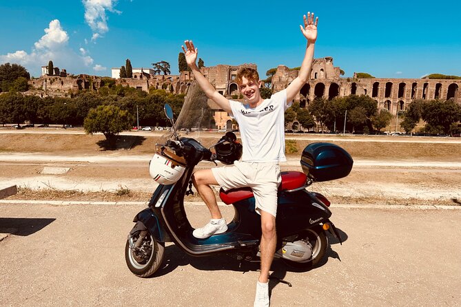 English: Vespa Tour Rome- Experience like a Roman - Passing the Circus Maximus