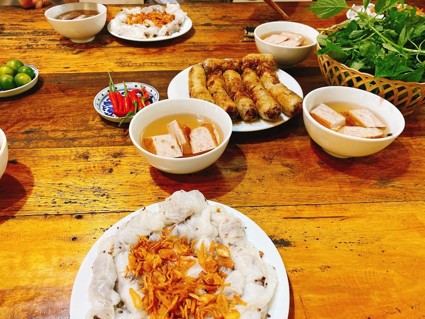 Hanoi: Food and Sightseeing Vespa Tour with 7 Tastings - Aunt Tu’s snail seafood stop