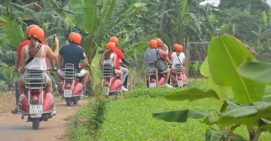 Hanoi Vintage Vespa Tours: A Half-Day Countryside Adventure - Meeting a family devoted to bonsai
