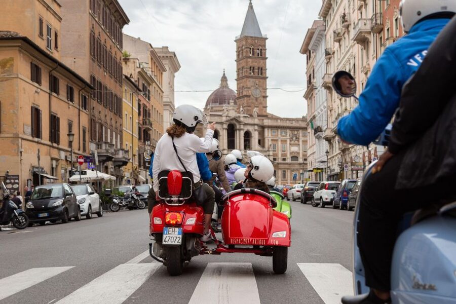 Morning Vespa Sidecar Tour with Cappuccino - Piazza Venezia and the Colosseum
