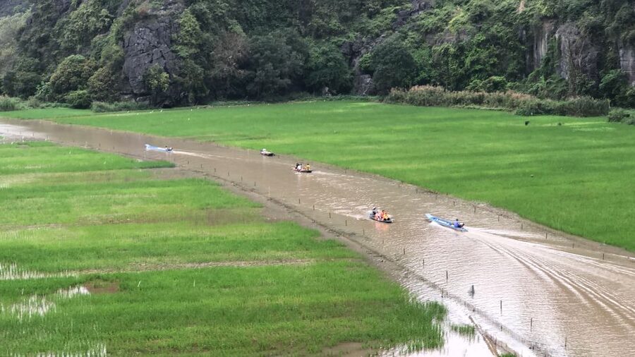 Ninh Binh Vespa Tours from Hanoi: Vespa + Boat + Daily Life - Drifting through three Tam Coc caves