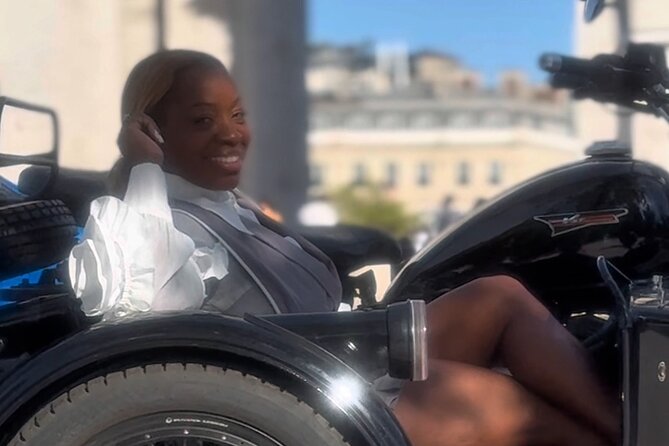 Paris: Shoot a Vertical Video on a Sidecar with a Pro Filmmaker - From moving ride to directed photo shoot