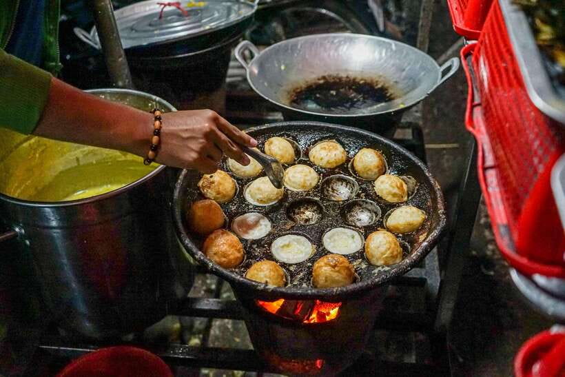 Phnom Penh Night Foodie Vespa Tour / Tuk Tuk Available - Russian Market adds dessert and street snacks