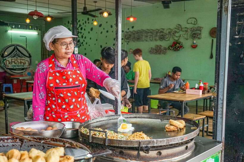 Phnom Penh Night Foodie Vespa Tour / Tuk Tuk Available - The city sights come between the plates