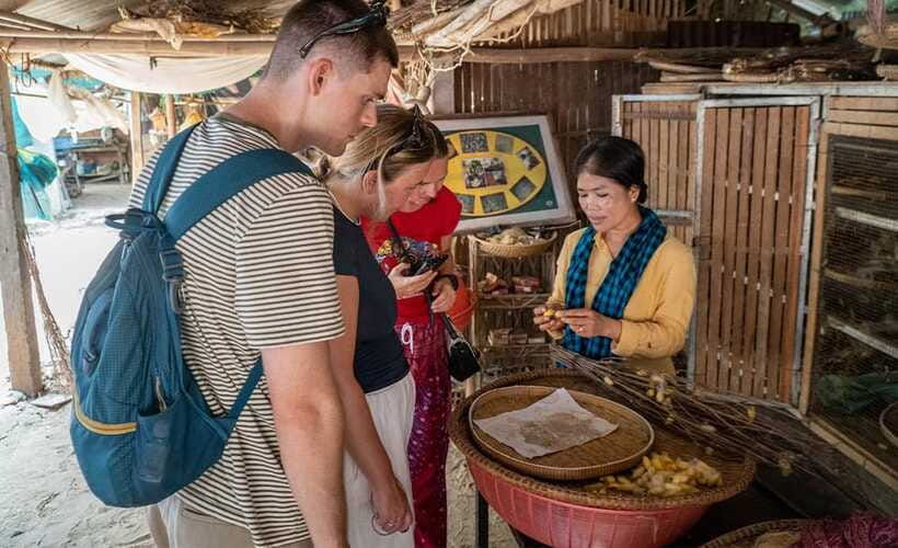 Phnom Penh: Silk Island Tour by Vespa with Tuk Tuk Available - Silk Island and the family tradition of weaving