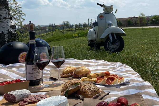 Rent a vintage Vespa for a whole day in Alba - Learning the vintage Vespa controls