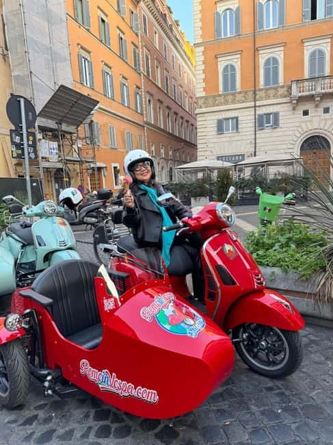 Rome 1.5 hours Private tour in Vespa Sidecar vintage style - Piazza Navona and the Pantheon