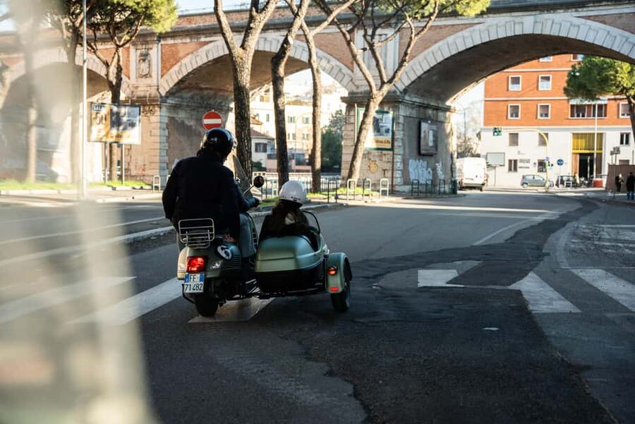 Rome: Evening Vespa Sidecar City Tour - Janiculum Hill and Fontana dell’Acqua Paola