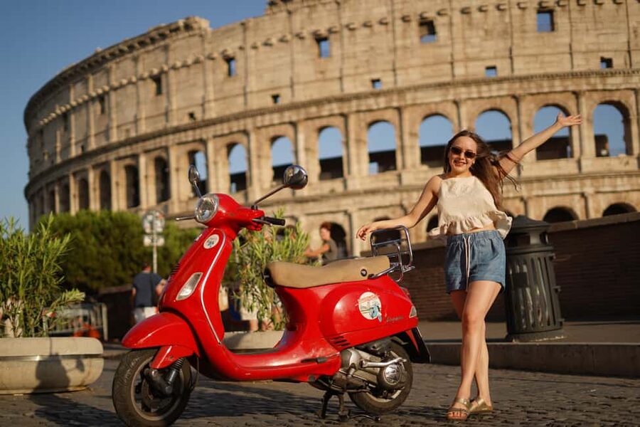 Rome: Night Photography service by Vespa with Aperol Spritz - Fontana dell’Acqua Paola and the final climb