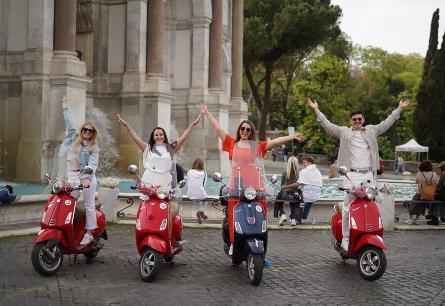 Rome: Photography Service by Vespa Scooter - The Colosseum photo stop