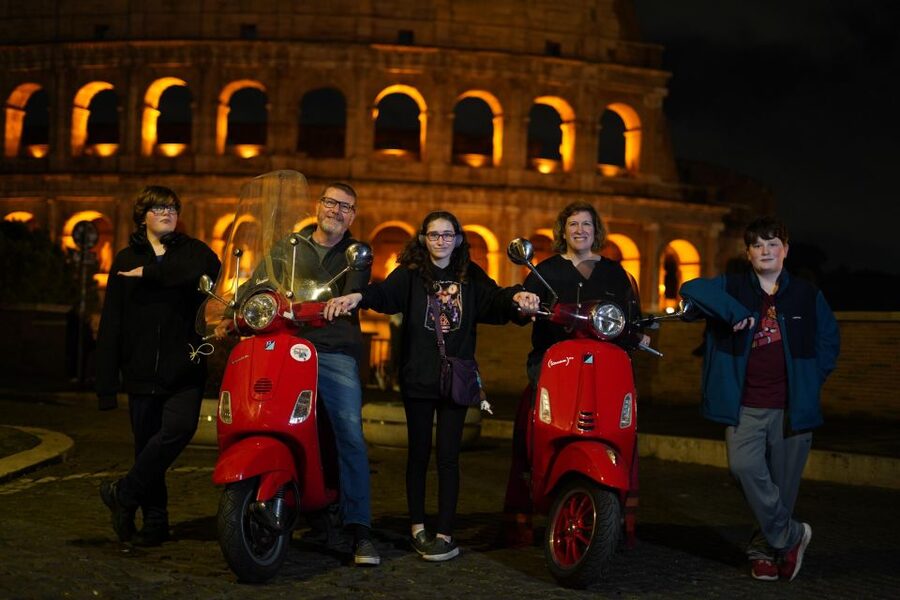 Rome: Vespa Scooter Night Tour with Pro Photographer service - Janiculum Hill and the coffee break