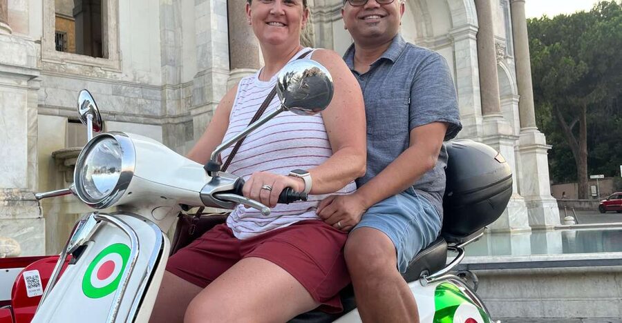 Rome: Vespa Self-Drive Tour with Gelato - Piazza Venezia and the Colosseum