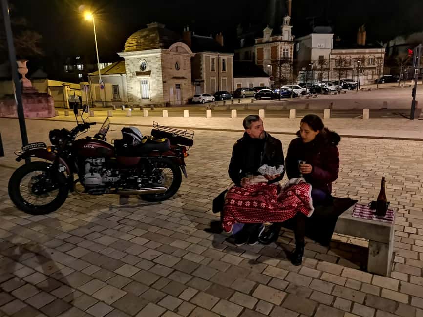 Tours: Vintage Sidecar Night Tour with Wine Tasting - Place Plumereau and the pleasure of seeing Tours at night