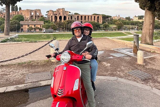 Vespa experience guided by us & Photo shoot - Starting at Piazza dei Calcarari