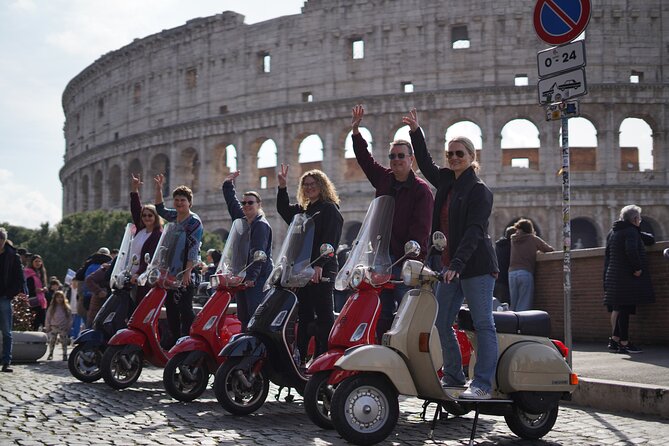 Vespa Scooter Tour in Rome with RomeIsMyLove Pro Photo Team - Piazza Venezia and Via del Corso