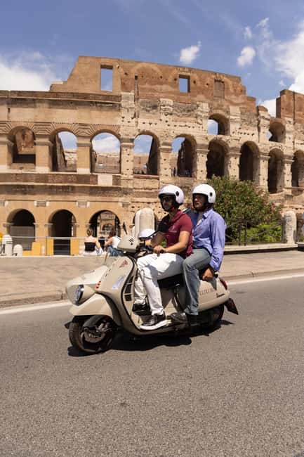 Vespa Sidecar Tour: Highlights of Rome - Piazza Navona and Piazza Venezia