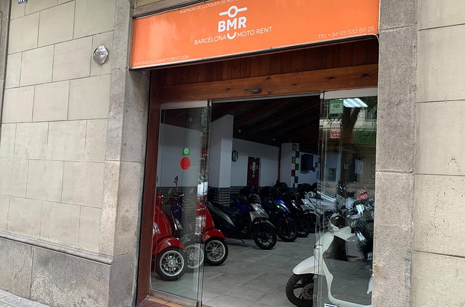 Vespa Spring 50cc rental - Picking up the Vespa in Eixample