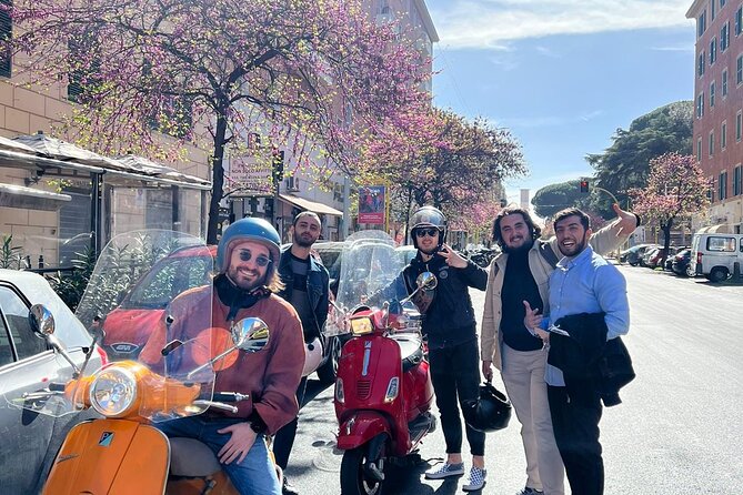 Vespa Tour Guided by Local in Rome - Piazza Venezia and the Monument to Italy