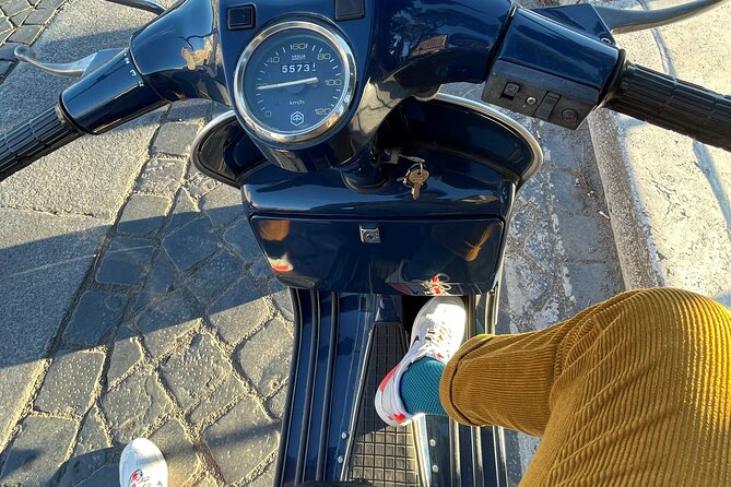 Vespa Tour in Rome with Nicolò - A five-minute look at the Colosseum