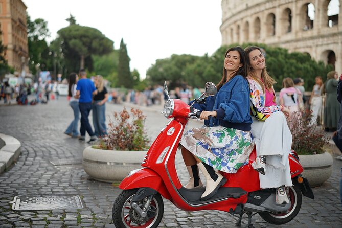 Vespa Tour in Rome with Pick up and Drop off - Piazza Venezia and the White Monument