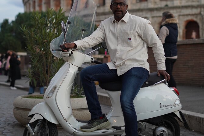 Vespa Tour in Rome with professional photographer - Piazza Navona and a taste of tiramisu