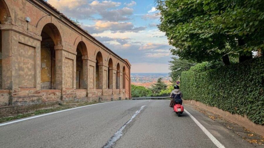 Vespa Tour in the Hills of Bologna - The licence and age rules are not minor details