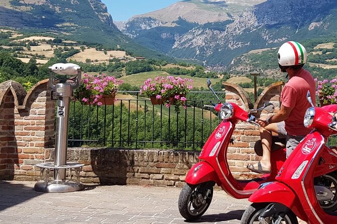 Vespa tour with written guide of Marche in Valdaso - Why a Vespa is a smart way to see the Marche hills