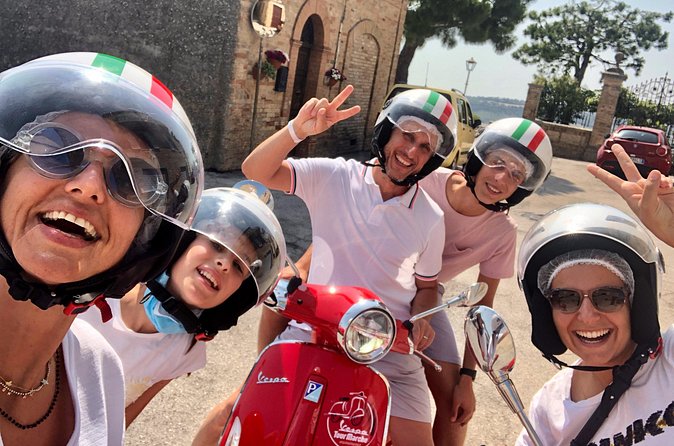 Vespa tour with written guide of Marche Riviera del Conero - Helmets, scooters, and the small details that affect comfort