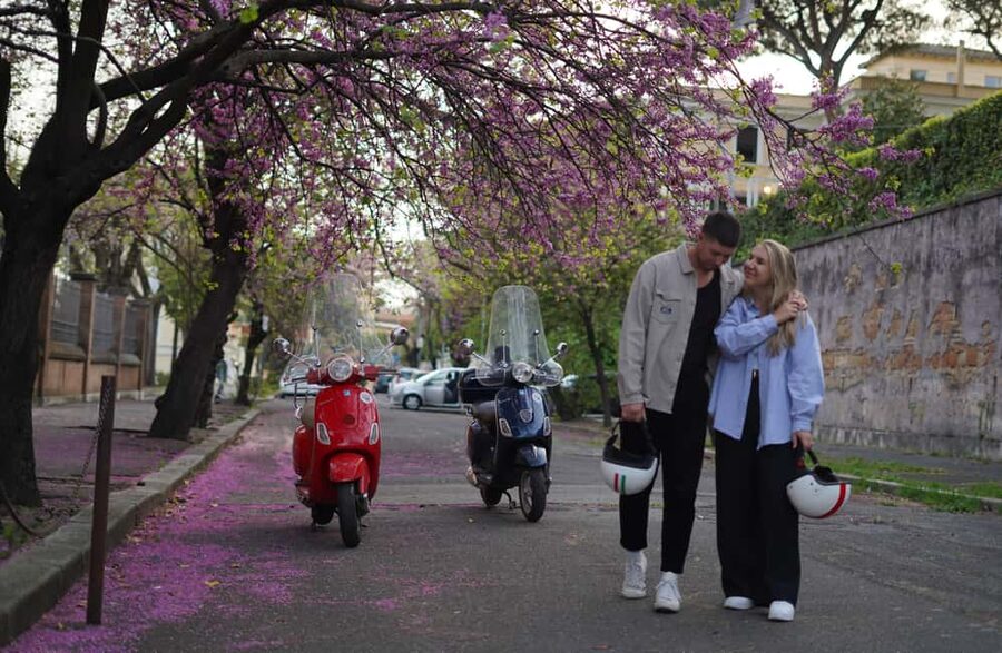 Vespa - Wine and Photography service in Rome - A quick ride through Trastevere