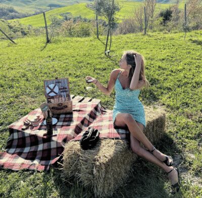 Volterra: Aperivintage aperitif in vineyard whit a Fiat 500